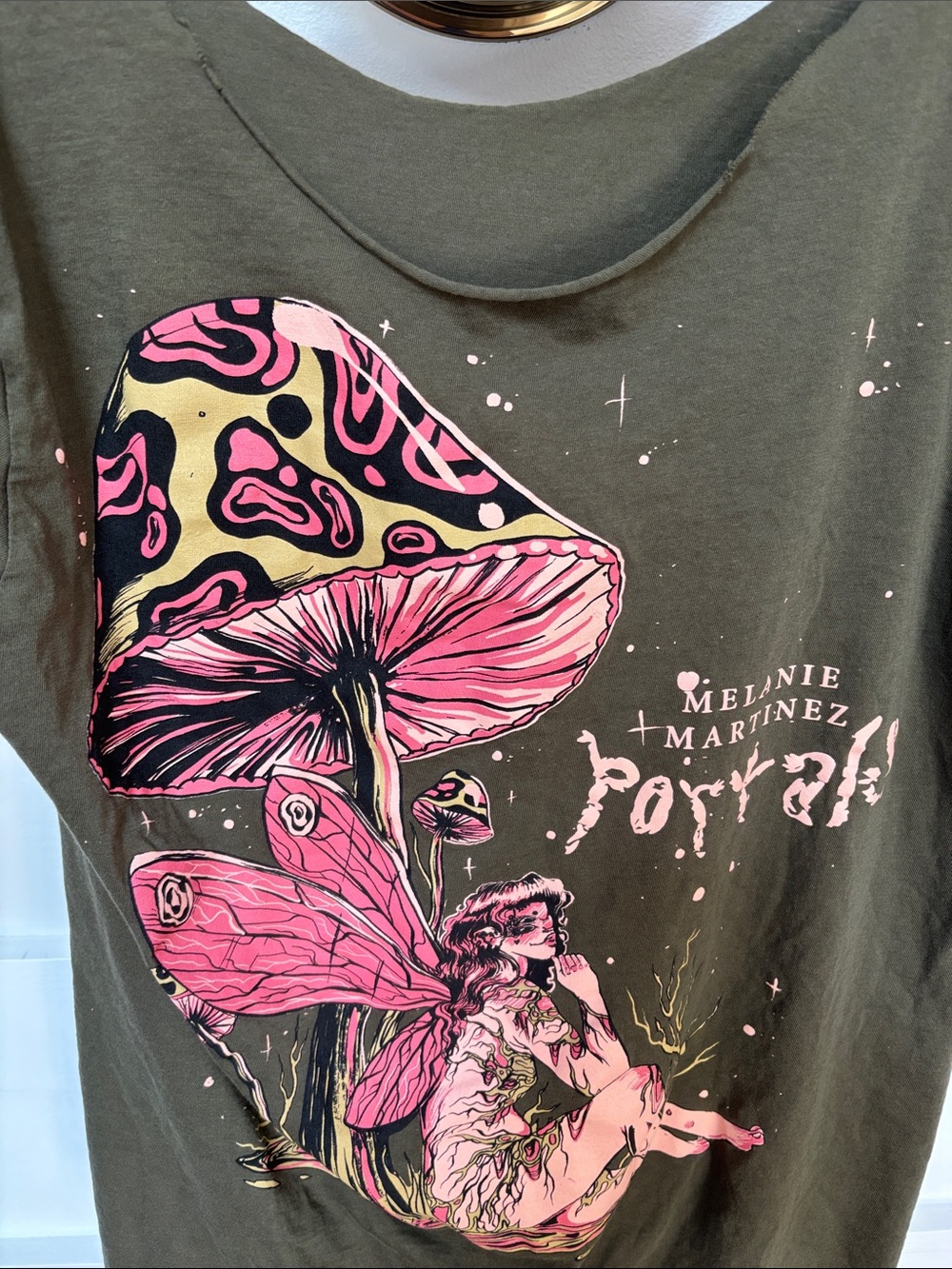 Melanie Martinez t-shirt ,graphic of a fairy seated under a large, pink mushroom - Picture 2 of 6